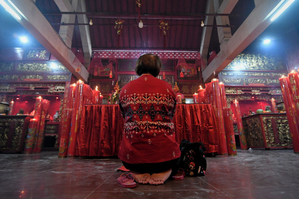 Kegiatan yang dilakukan di Kelenteng Petak Sembilan dimulai dari pukul 06.00 hingga 18.00 WIB. 