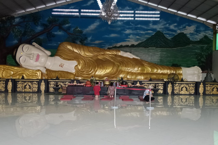 Vihara Buddha Dharma & 8 Pho Sat tersebut memiliki patung Sang Buddha sepanjang 18 meter, dan diklaim sebagai yang terpanjang di Indonesia.