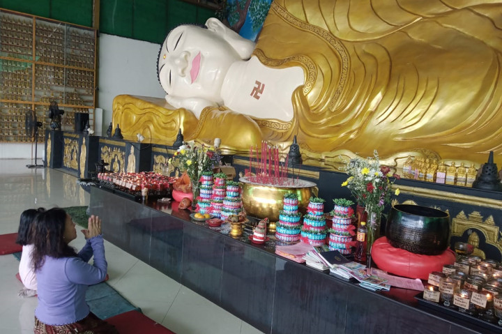Sejumlah umat Tionghoa melaksanakan ibadah tahun baru imlek di Vihara Buddha Dharma & 8 Pho Sat atau biasa dikenal Vihara Patung Buddha Tidur, Bogor, Selasa, 1 Februari 2022.