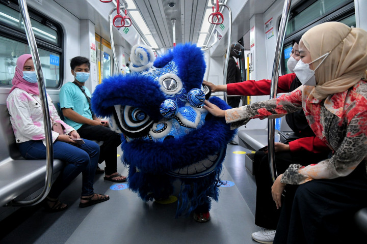 Pengguna LRT Jakarta terlihat antusias dengan adanya acara ini, pasalnya atraksi barongsai didalam kereta merupakan momen yang langka.