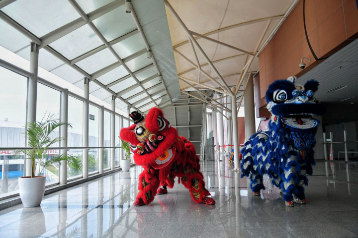 Dalam rangka memperingati Tahun Baru Imlek 2573, PT LRT Jakarta menghadirkan atraksi “Barongsai On Train”.