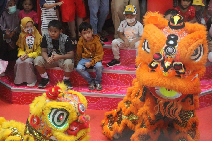 Sejumlah warga menyaksikan pertunjukan barongsai saat liburan Imlek di Ciputra Mall, Jakarta Barat, Selasa, 1 Februari 2022. 