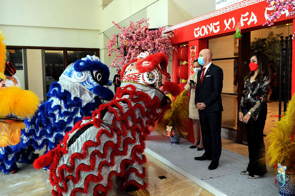 General Manager Hotel Borobudur Gerhard L. Doll (jas hitam) membuka perayaan Tahun Baru Imlek di Hotel Borobudur, Jakarta, Selasa, 1 Februari 2022.