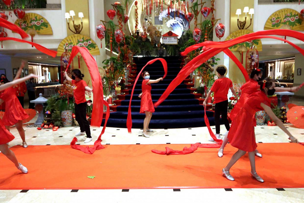 Perayaan yang bisa dinikmati para tamu hotel, diisi dengan atraksi barongsai, pertunjukan musik dan tari. 