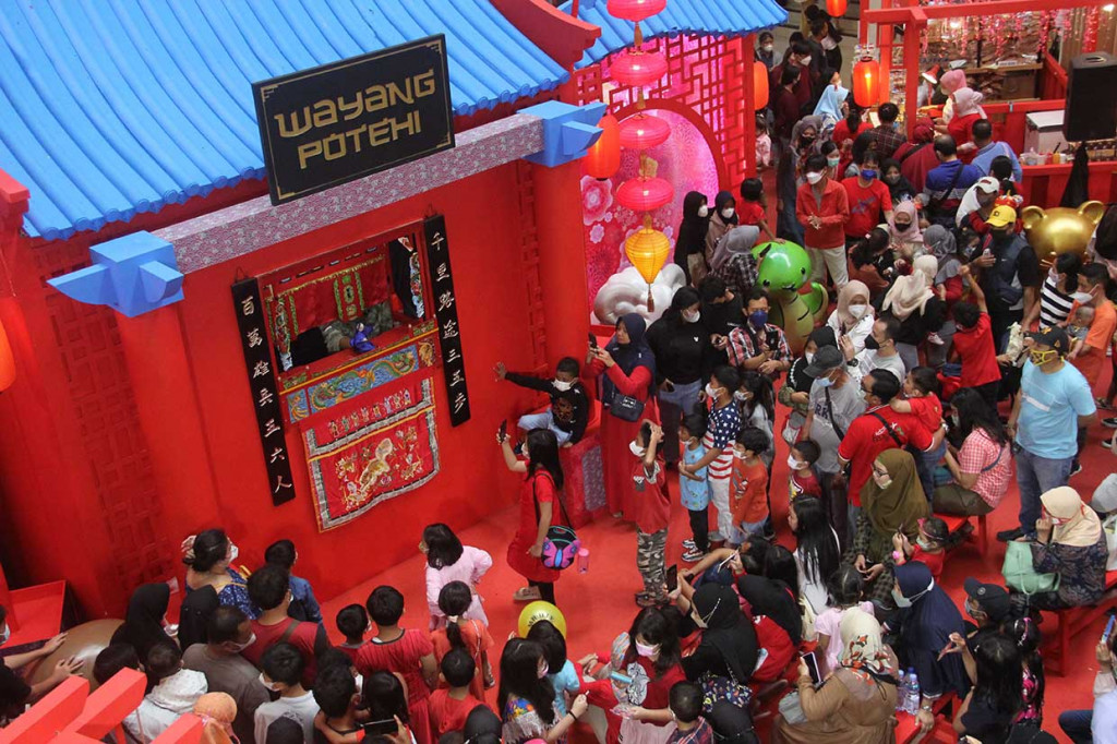 Pertunjukan Wayang Potehi dan Barongsai yang digelar didalam Mall untuk menghibur pengunjung dan juga untuk memeriahkan perayaan tahun Baru Imklek. 