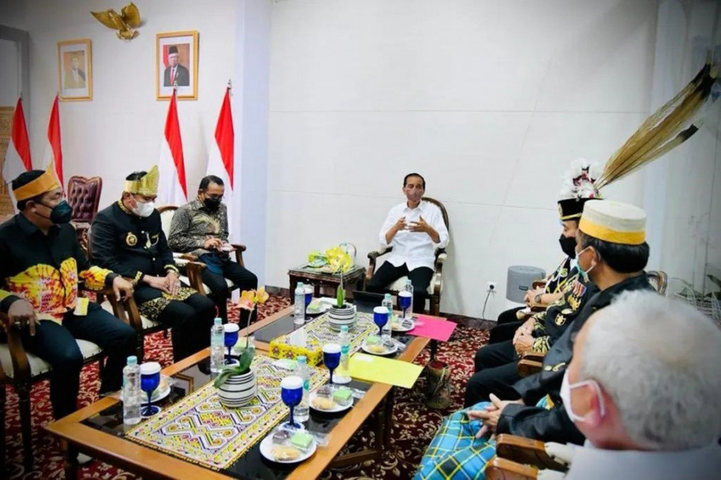 Presiden RI Joko Widodo menggelar pertemuan dengan sejumlah tokoh masyarakat dan adat Kalimantan Timur (Kaltim) di Bandar Udara Internasional Sultan Aji Muhammad Sulaiman, Kota Balikpapan, Provinsi Kalimantan Timur, pada Senin, 31 Januari 2022. 