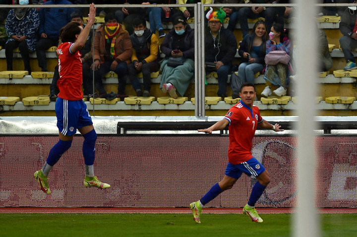 Bertanding di lapangan berat di ibu kota Bolivia, Alexis Sanchez membawa Chile unggul terlevbih dahulu pada menit ke-14.