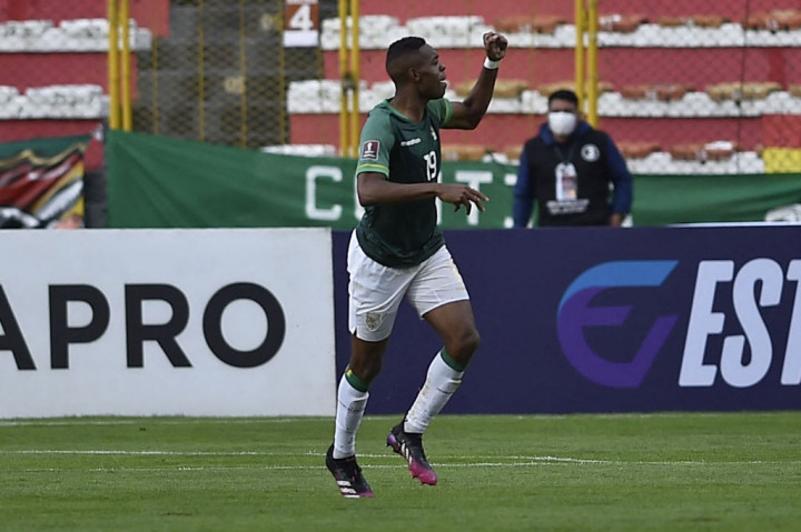 Tuan rumah kemudian menyamakan kedudukan delapan menit sebelum turun minum lewat Marc Enoumba.  