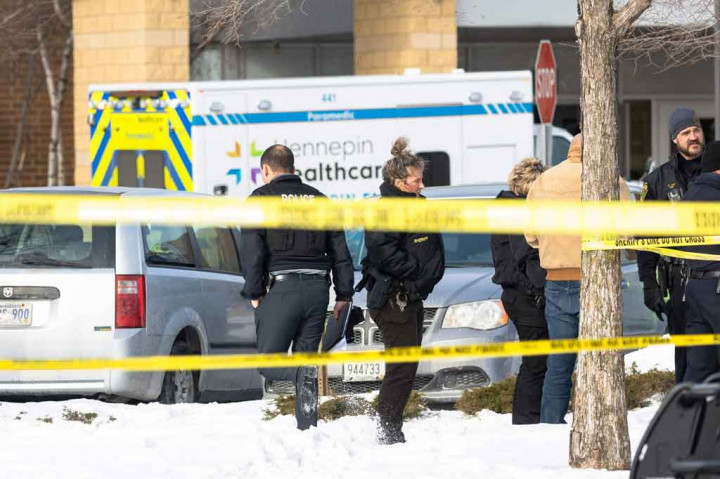 Polisi melakukan penyelidikan pascaterjadinya penembakan di sebuah sekolah di Richfield, Minnesota, Selasa, 1 Februari 2022 waktu setempat.