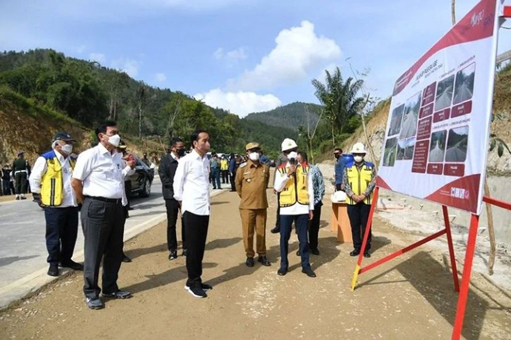 Presiden Jokowi mendengarkan penjelasan tentang proyek Jalan Bypass Balige.
