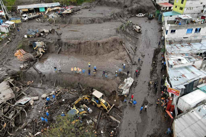 Wali Kota Quito Santiago Guarderas mengatakan hujan telah membanjiri bangunan resapan air di lereng bukit yang memiliki kapasitas 4.500 meter kubik tetapi digenangi dengan volume lebih dari empat kali lipat.