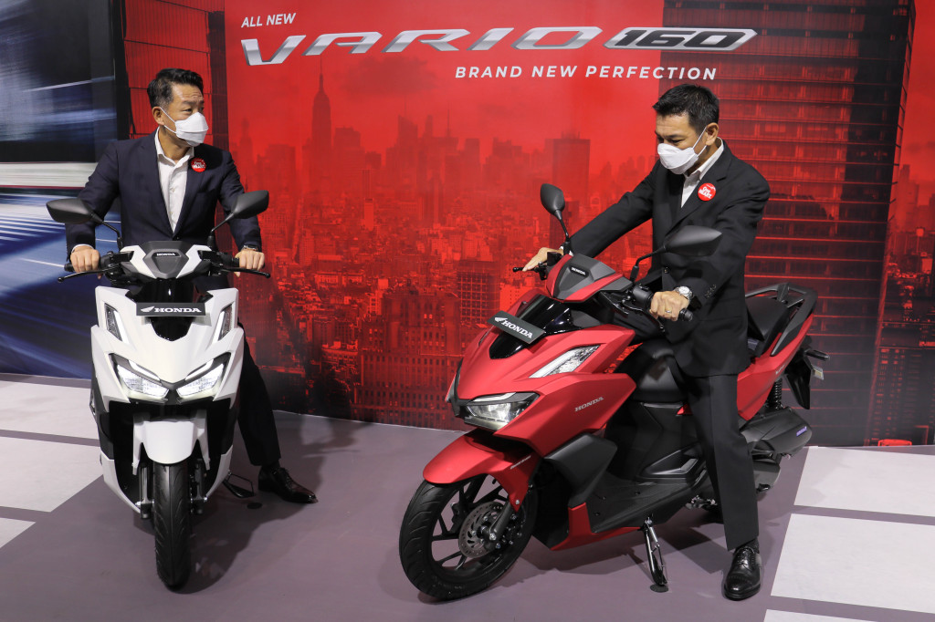 President Director AHM Keiichi Yasuda (kiri) dan Marketing Director AHM Tetsuya Komine, saat peluncuran Honda Vario 160, di AHM Safety Riding and Training Center, Cikarang Pusat, Kabupaten Bekasi, Jawa Barat, Rabu, 2 Februari 2022.