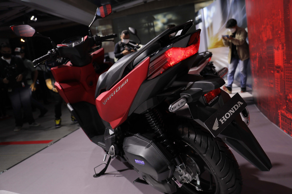 Dilengkapi dengan fitur keselamatan seperti Antilock-Braking System (ABS) dan peranti rem posisi belakang sudah dilengkapi rear disc brake dan juga didukung dengan USB charger type A, di mana sudah tersedia socket untuk melakukan pengisian daya tanpa perlu menggunakan tambahan adapter. 