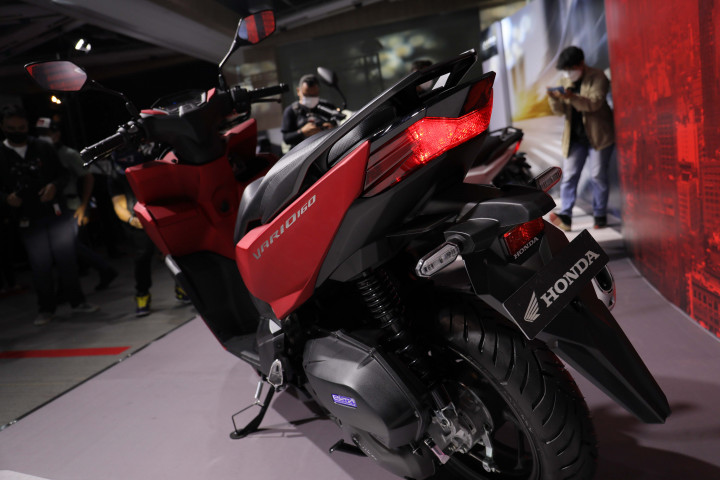 Dilengkapi dengan fitur keselamatan seperti Antilock-Braking System (ABS) dan peranti rem posisi belakang sudah dilengkapi rear disc brake dan juga didukung dengan USB charger type A, di mana sudah tersedia socket untuk melakukan pengisian daya tanpa perlu menggunakan tambahan adapter. 