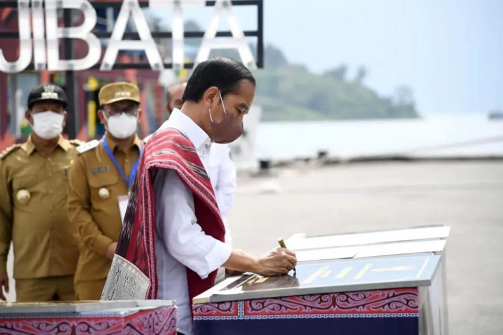 Jokowi berharap pelabuhan penyeberangan dan KMP tersebut dapat mendukung keberadaan Danau Toba sebagai salah satu destinasi wisata unggulan di Tanah Air.