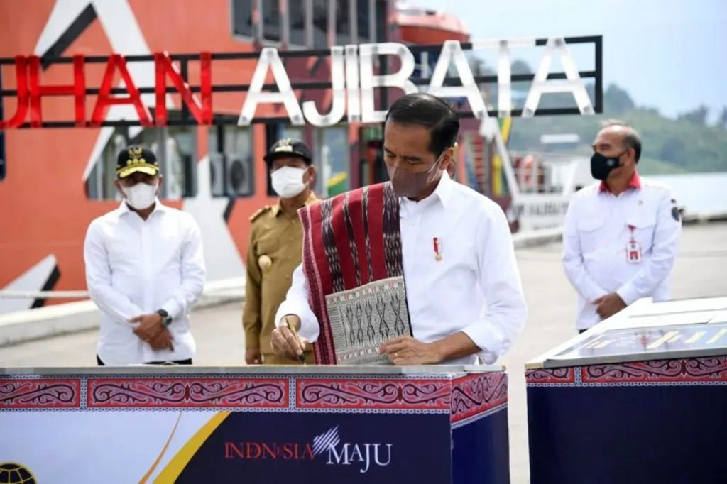 Menurut Jokowi, pelabuhan penyeberangan dan KMP dibutuhkan oleh masyarakat sekitar Danau Toba untuk mendukung aktivitas dan mobilitas sehari-hari. 