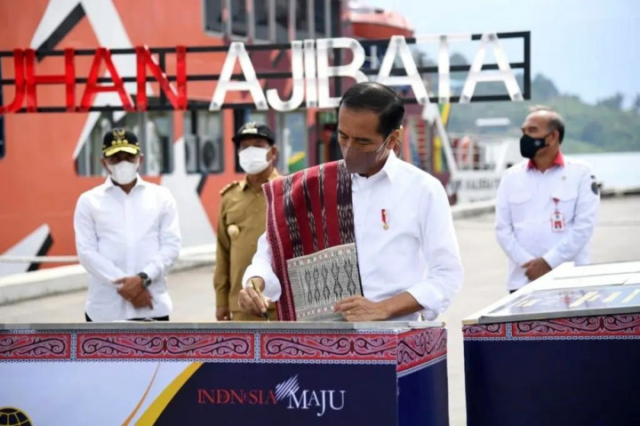 Menurut Jokowi, pelabuhan penyeberangan dan KMP dibutuhkan oleh masyarakat sekitar Danau Toba untuk mendukung aktivitas dan mobilitas sehari-hari. 