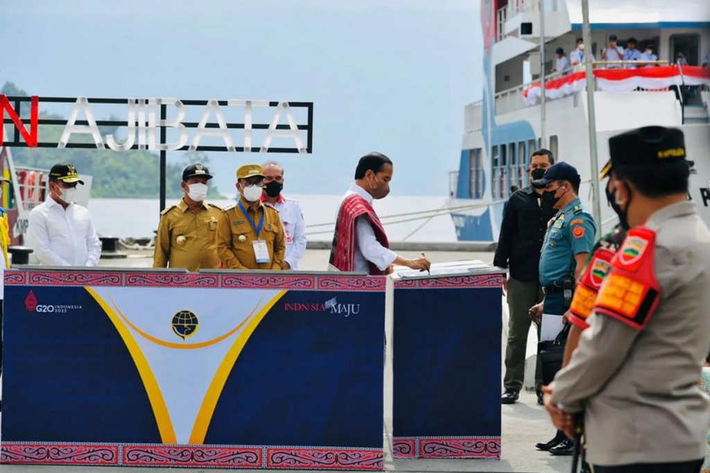 Oleh karena itu, pemerintah melalui Kementerian Perhubungan membangun 13 pelabuhan penyeberangan yang tersebar di tujuh kabupaten.