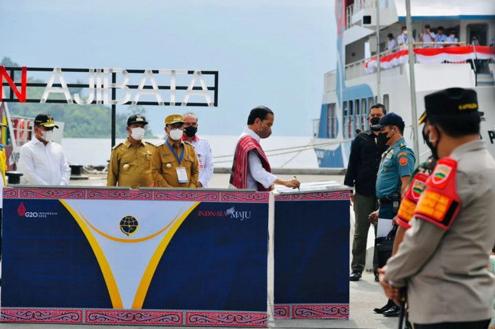 Oleh karena itu, pemerintah melalui Kementerian Perhubungan membangun 13 pelabuhan penyeberangan yang tersebar di tujuh kabupaten.