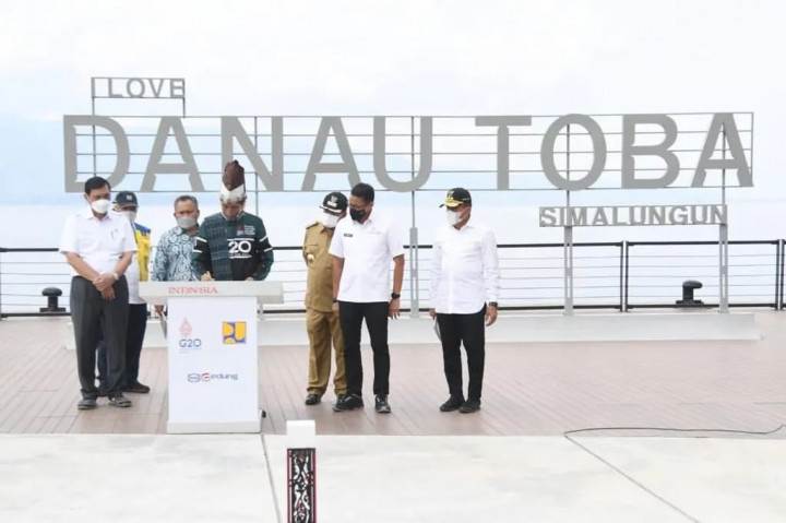 Presiden Joko Widodo meninjau sekaligus meresmikan penataan Kawasan Pantai Bebas Parapat di, Kabupaten Simalungun, pada Rabu, 2 Februari 2022.