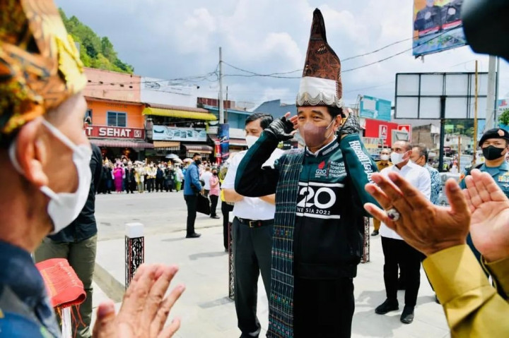 Presiden juga diberikan Hio/Suri-Suri yang diselempangkan pada pundak kanannya dan Gotong yang dikenakan sebagai penutup kepala.