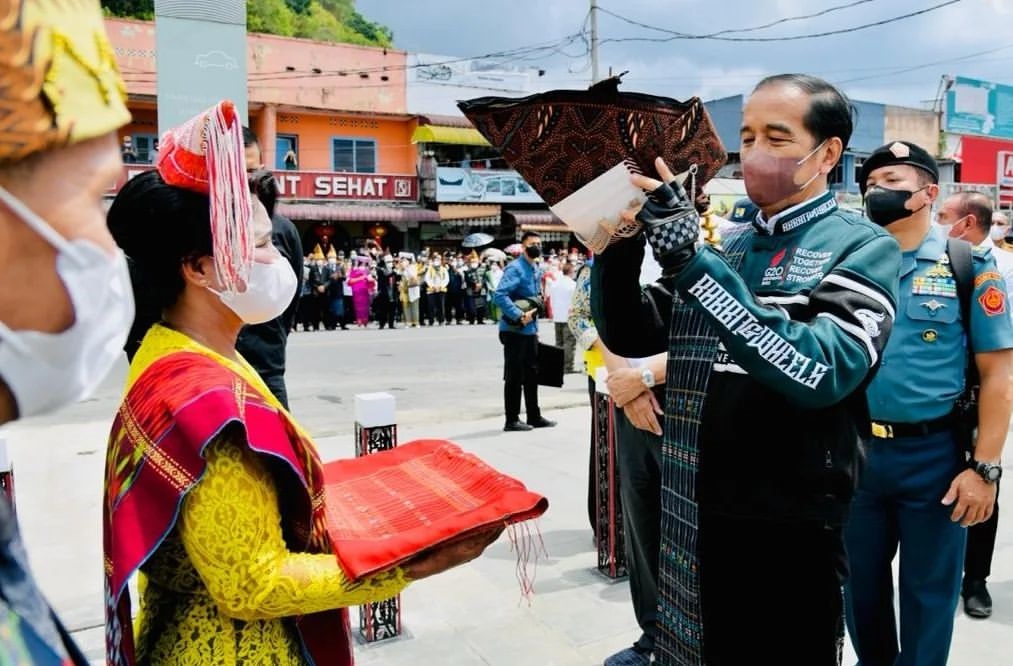 Presiden tiba di Kawasan Pantai Bebas Parapat sekitar pukul 12.06 WIB dan langsung disambut dengan riuh oleh masyarakat. 