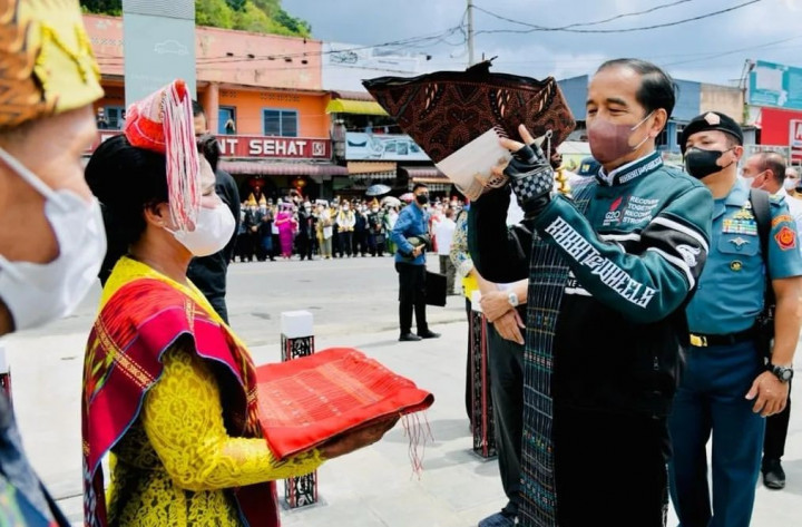Presiden tiba di Kawasan Pantai Bebas Parapat sekitar pukul 12.06 WIB dan langsung disambut dengan riuh oleh masyarakat. 