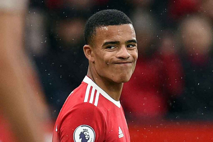 Penyerang Manchester United Mason Greenwood akhirnya ditetapkan sebagai tersangka dan resmi ditahan setelah diinterogasi selama beberapa hari atas dugaan kekerasan seksual dan ancaman pembunuhan.