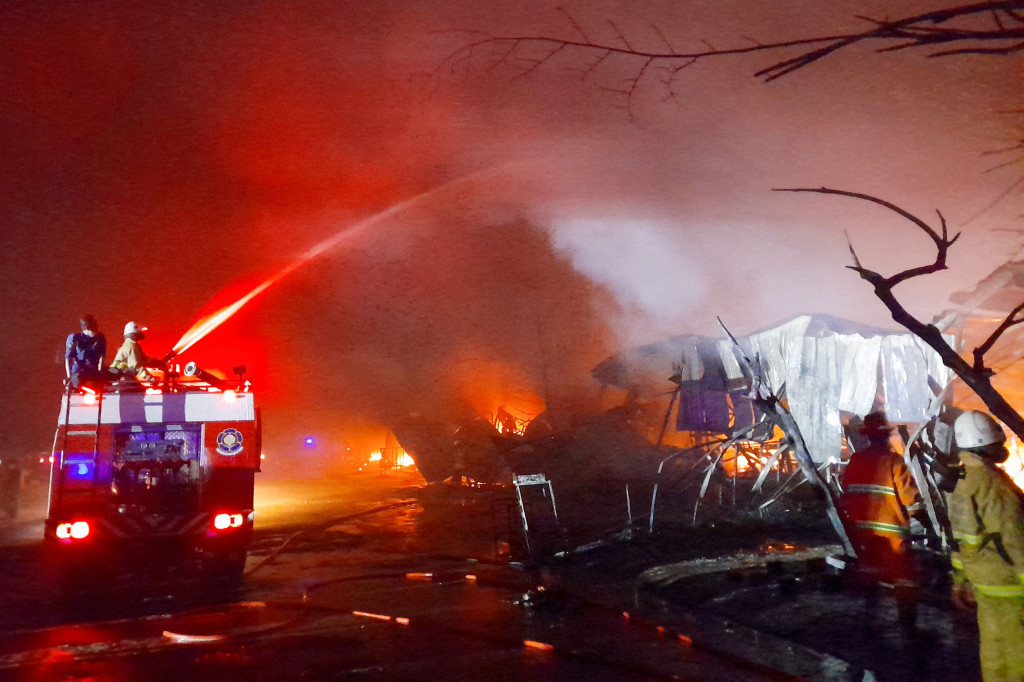 Jumlah kios terbakar di kompleks relokasi Pasar Johar Kota Semarang, Jawa Tengah mencapai ratusan unit, sementara kerugian pedagang ditafsir mencapai miliaran rupiah. Belum diketahui penyebab kebakaran tersebut.