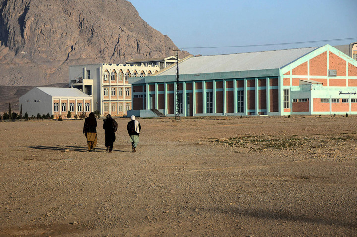 SEJUMLAH universitas negeri di Afghanistan, Rabu, 2 Februari 2022, mulai kembali dibuka. Beberapa perempuan Afghanistan juga telah masuk kelas yang akan dipisah berdasarkan jenis kelamin.