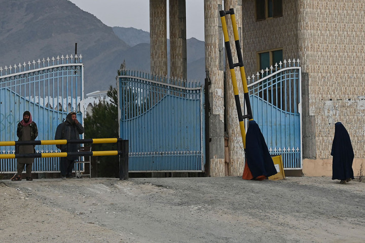 Seorang analis menyebut pembukaan kembali universitas ialah langkah penting Taliban dalam merebut kepercayaan internasional. Pejabat Afghanistan mengatakan universitas yang dibuka kembali berada di provinsi Laghman, Nangarhar, Kandahar, Nimroz, Farah, dan Helmand. Lebih banyak lagi sekolah yang akan kembali beroperasi pada akhir bulan ini.