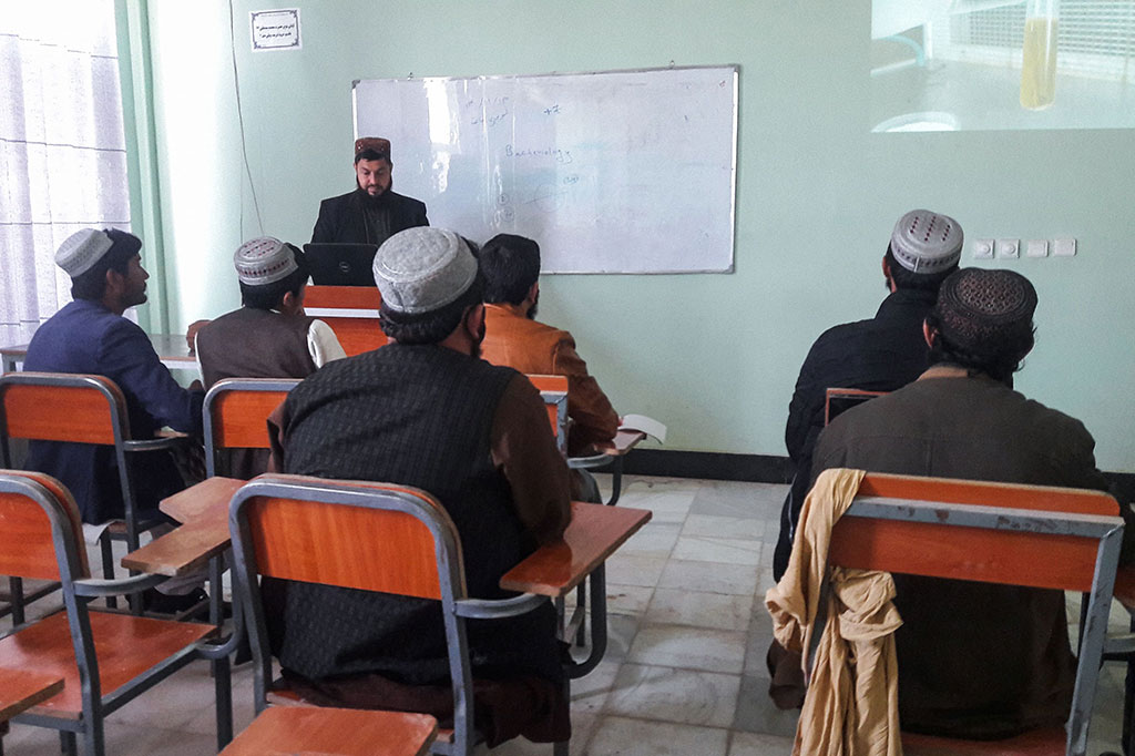 Kebanyakan mahasiswa menolak menjawab saat ditanyai wartawan. Beberapa di antara mereka mengaku sudah diperingatkan pemerintah untuk tidak berbicara kepada media. Para wartawan juga dilarang masuk ke area kampus Laghman atau universitas di provinsi lain.