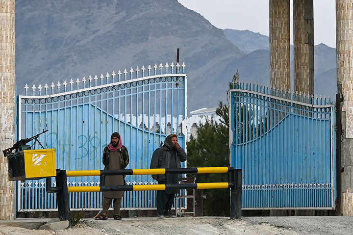 Koresponden AFP menyebut sekelompok mahasiswi yang berbaju serbatertutup terlihat di Laghman. Sementara para mahasiswa, yang diantar ke kampus dengan bus dan taksi, berbaju tradisional yang disebut shalwar kameez. Jumlah yang datang masih sedikit. Di pintu gerbang kampus, para anggota Taliban berjaga sambil membawa senapan mesin.