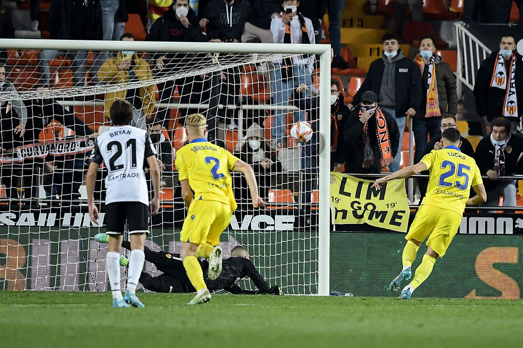 Cadiz membalas melalui tendangan penalti Lucas Perez pada menit ke-54 setelah Juan Cala menjatuhkan Eray Comert.