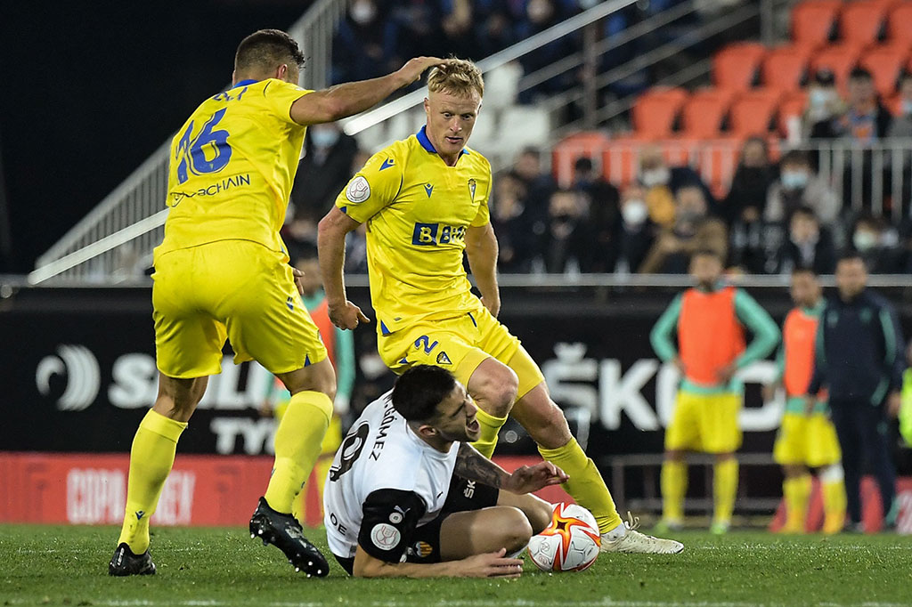 Pada menit ke-84, Cadiz harus bermain dengan 10 orang setelah Juan Cala mendapatkan kartu kuning kedua setelah melanggar pemain lawan.