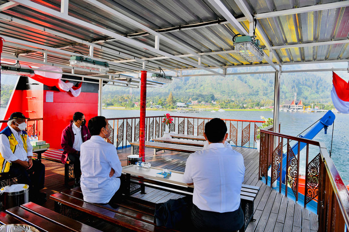 Presiden Joko Widodo mengawali kunjungan kerja hari kedua ke Provinsi Sumatera Utara, Kamis, 3 Februari 2022, dengan menyeberang dari Pelabuhan Ambarita, Kabupaten Samosir, menuju Pelabuhan Ajibata, Kabupaten Toba.