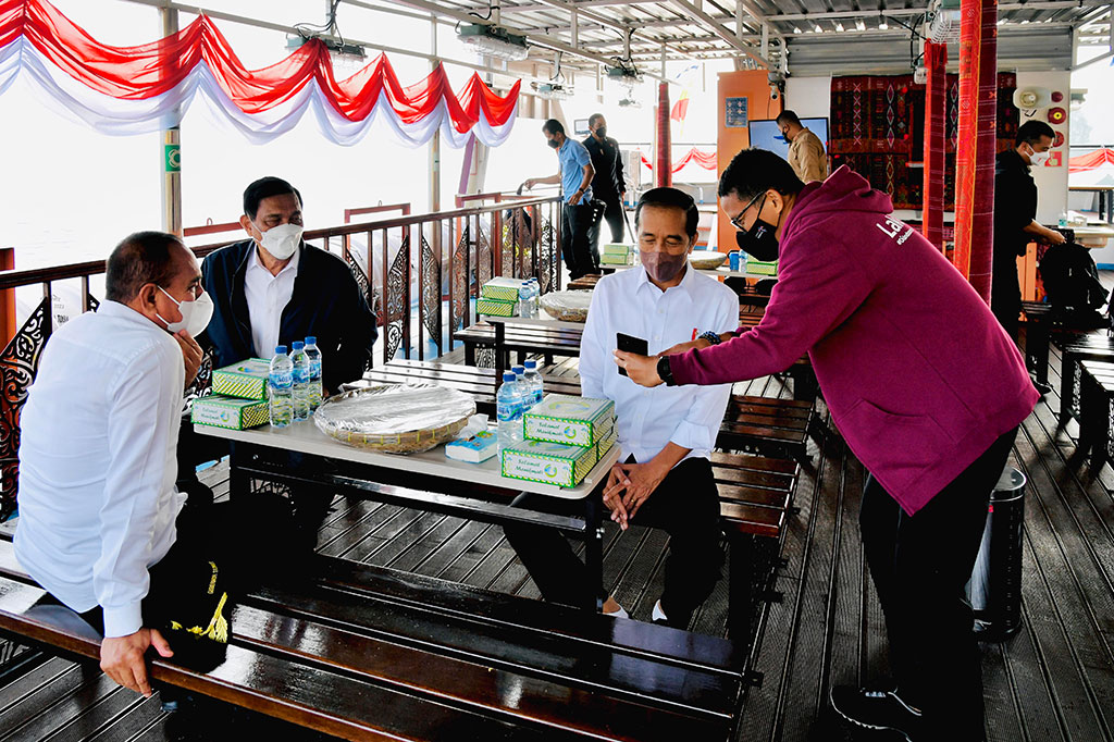 Dengan menumpangi KMP Kaldera Toba, Presiden dan rombongan lepas sauh sekitar pukul 08.00 WIB.