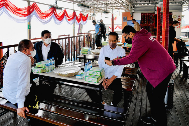Dengan menumpangi KMP Kaldera Toba, Presiden dan rombongan lepas sauh sekitar pukul 08.00 WIB.