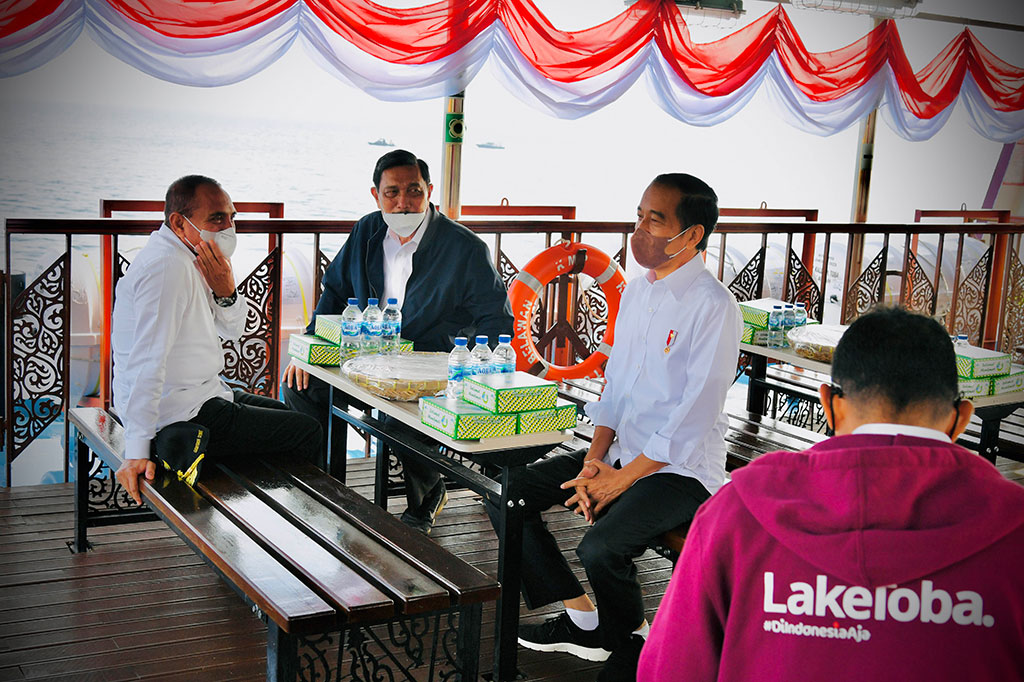 Di Kabupaten Humbang Hasundutan, Presiden dijadwalkan melakukan penanaman pohon di Desa Simangulampe, Kecamatan Bakti Raja. Tak jauh dari lokasi penanaman pohon, Presiden akan membagikan Surat Keputusan (SK) Hutan Sosial dan SK Tanah Objek Reforma Agraria (TORA).