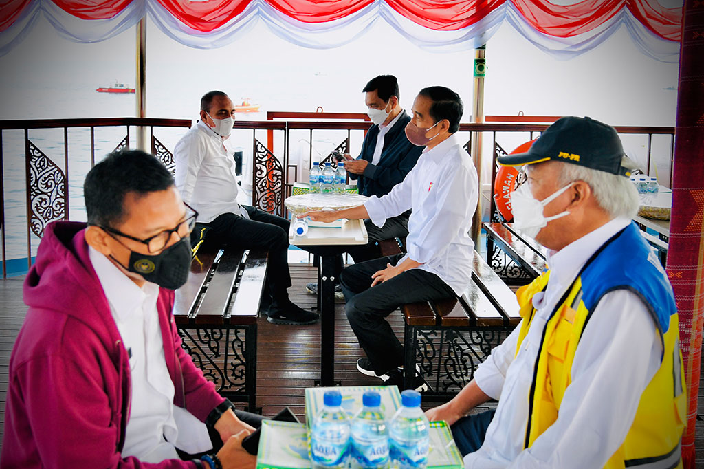 Selepas acara, Presiden diagendakan kembali menuju Helipad Kantor Bupati Humbang Hasundutan untuk kemudian lepas landas dengan helikopter menuju Helipad Stadion Utama Sidikalang, Kabupaten Dairi. Kepala Negara kemudian menuju Lapangan Sudirman untuk menyerahkan sertifikat tanah untuk rakyat.