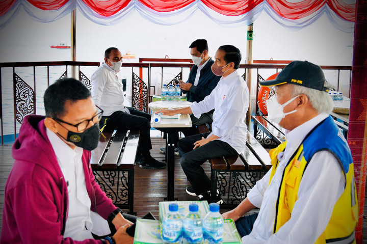 Selepas acara, Presiden diagendakan kembali menuju Helipad Kantor Bupati Humbang Hasundutan untuk kemudian lepas landas dengan helikopter menuju Helipad Stadion Utama Sidikalang, Kabupaten Dairi. Kepala Negara kemudian menuju Lapangan Sudirman untuk menyerahkan sertifikat tanah untuk rakyat.