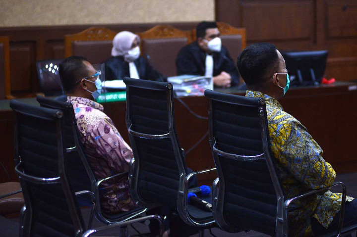 Majelis hakim memutuskan untuk menunda agenda sidang vonis kedua terdakwa karena beberapa hari sebelumnya Pengadilan Negeri Jakarta Pusat memberlakukan lockdown selama empat hari sehingga Majelis Hakim belum selesai bermusyawarah. 