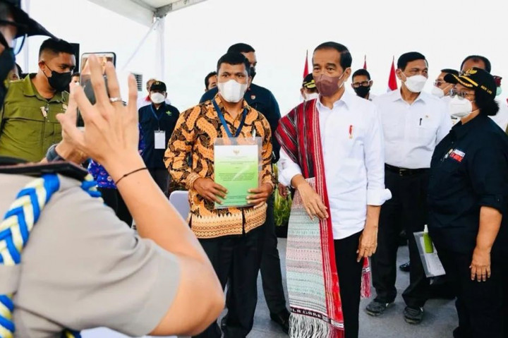 Selain diserahkan secara langsung oleh Presiden Jokowi di Provinsi Sumatera Utara, kegiatan penyerahan SK juga dilakukan secara serentak di 19 provinsi lainnya di Tanah Air. Menteri LHK Siti Nurbaya menyebut SK Hutan Sosial (Hutsos) diserahkan kepada 20 provinsi dan SK TORA diserahkan kepada lima provinsi.