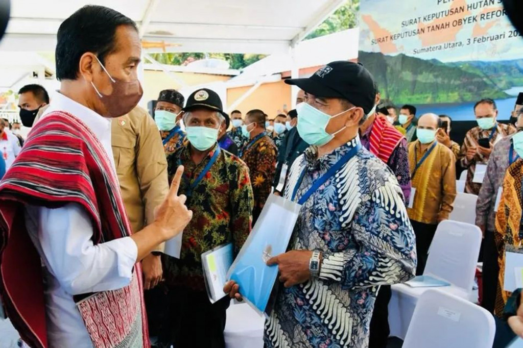 Jokowi juga meminta masyarakat untuk tetap menjaga kelestarian hutan yang ada. Selain itu, jika dalam pengelolaannya ingin bekerja sama dengan pihak swasta atau bank, Presiden berpesan untuk berhati-hati dan melakukannya secara cermat.
