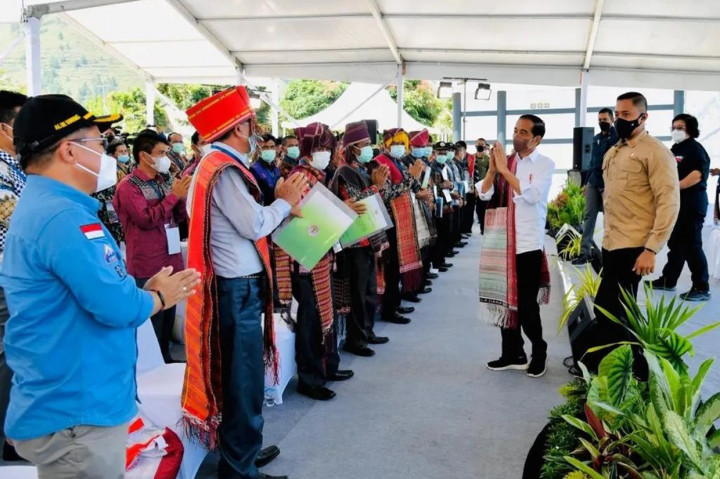Presiden Joko Widodo membagikan Surat Keputusan (SK) Hutan Sosial, SK Tanah Objek Reforma Agraria (TORA), hingga Sertifikat Tanah untuk masyarakat di Kabupaten Humbang Hasundutan, Provinsi Sumatera Utara, pada Kamis, 3 Februari 2022.