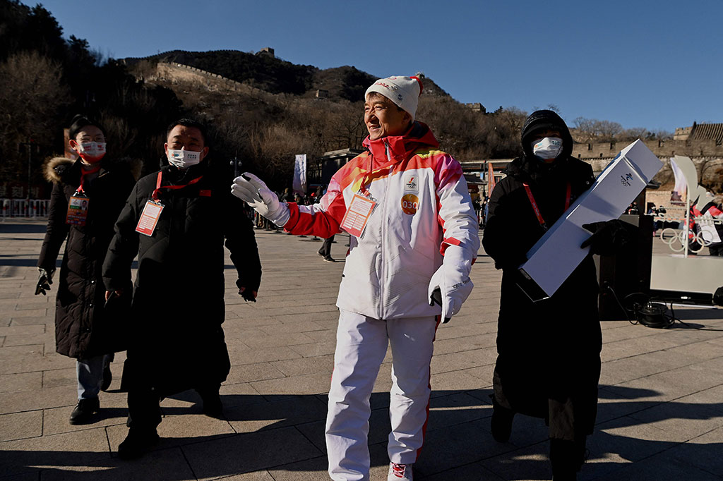 Kemudian pada hari Kamis, obor akan dibawa ke Zhangjiakou di provinsi tetangga Hebei, di mana sebagian besar acara Olimpiade musim dingin akan berlangsung. Pawai akan diakhiri dengan penyalaan kuali Olimpiade pada upacara pembukaan hari Jumat, 4 Januari 2022.