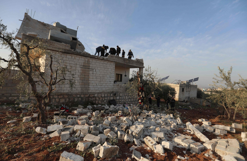 Namun, Syrian Observatory for Human Rights yang memantau situasi konflik di Suriah dan mendasarkan datanya pada jaringan sumber di lapangan menyebut sedikitnya 13 orang tewas, termasuk tujuh warga sipil, seperti dilansir AFP, Kamis, 3 Februari 2022, .