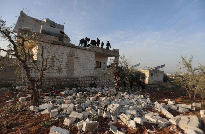Namun, Syrian Observatory for Human Rights yang memantau situasi konflik di Suriah dan mendasarkan datanya pada jaringan sumber di lapangan menyebut sedikitnya 13 orang tewas, termasuk tujuh warga sipil, seperti dilansir AFP, Kamis, 3 Februari 2022, .