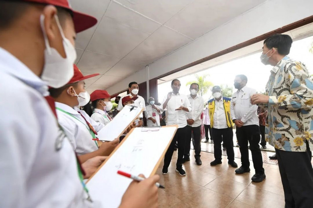 Presiden Joko Widodo (Jokowi) menyempatkan bertemu dengan sejumlah anak yang tengah belajar matematika di kawasan Kantor Bupati Humbang Hasundutan, Sumatera Utara.