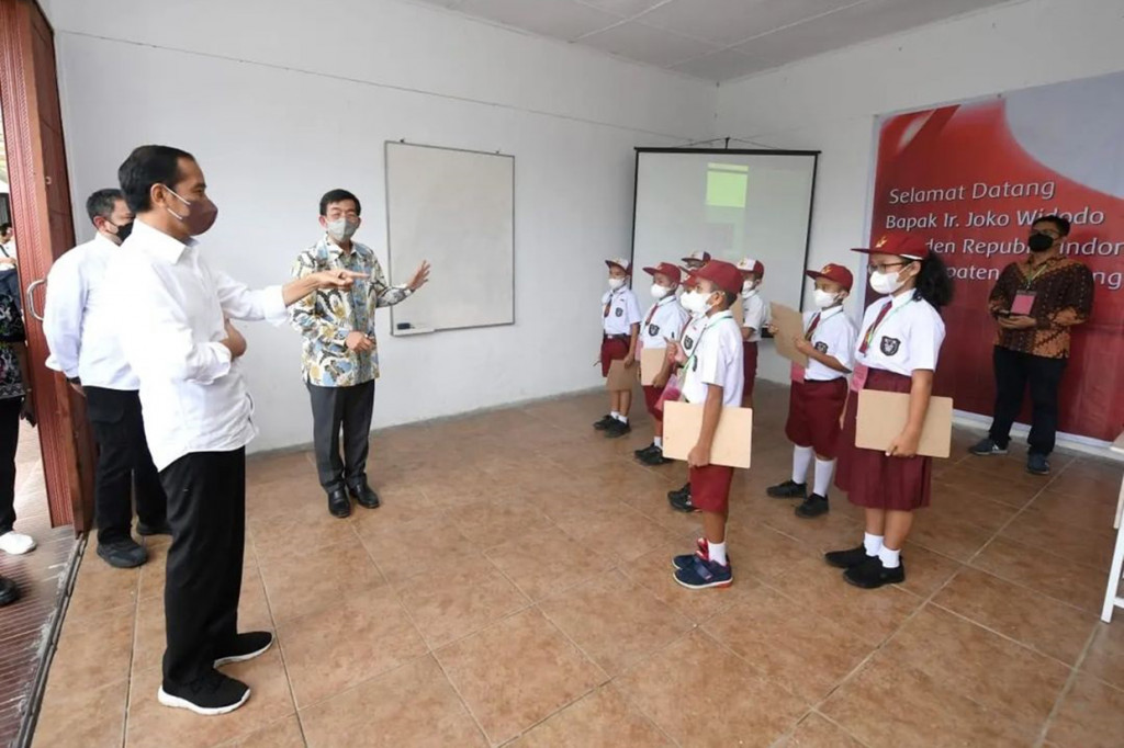 Di hadapan Presiden Jokowi, anak-anak yang duduk di bangku sekolah dasar tersebut menunjukkan kemampuannya dalam menghitung cepat matematika dasar seperti perkalian, penambahan, hingga pecahan, tanpa menggunakan alat bantu kalkulator.